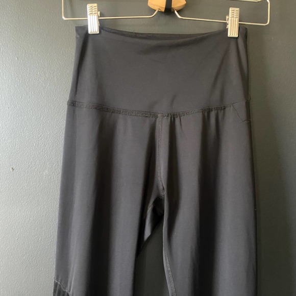 Beyond Yoga Black Mesh Flower Leggings Sz Small - Picture 8 of 8